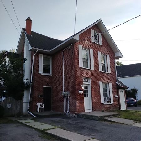 Cozy Downtown Two Bedrooms Free Parking Kingston Exterior foto